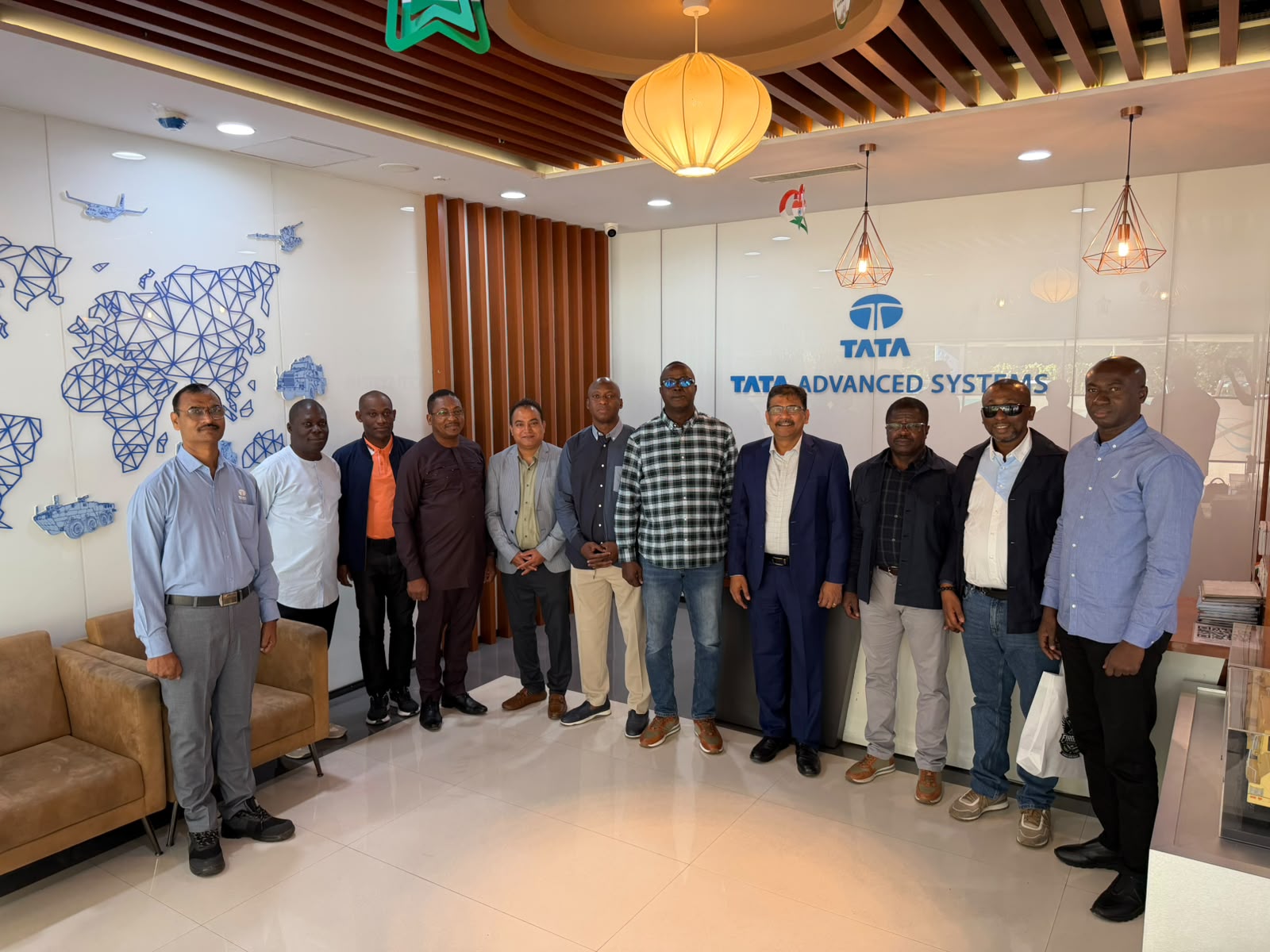 Le groupe de visiteurs et leurs hôtes dans l’espace d’accueil de Tata Advanced Systems