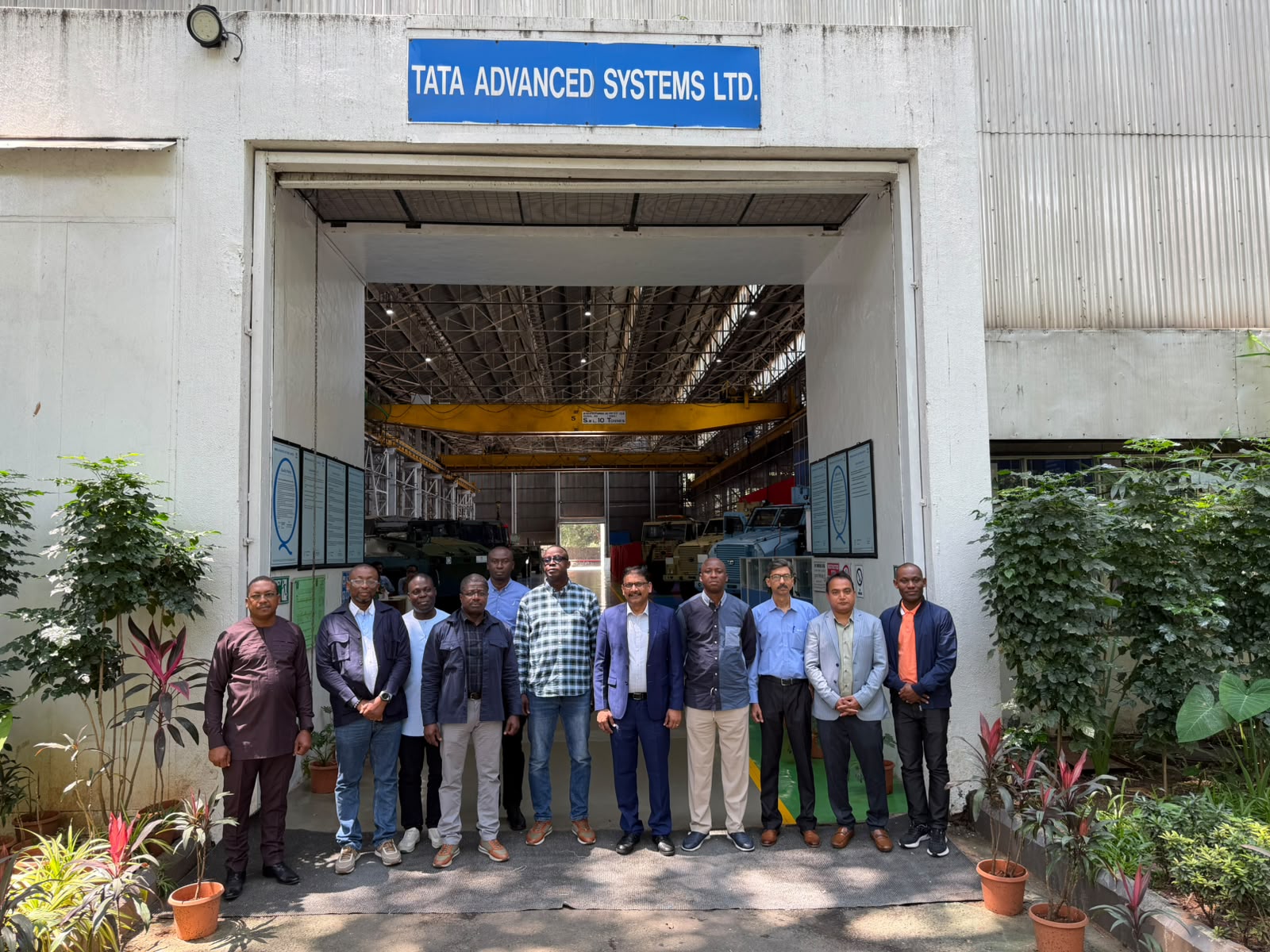 Photo de groupe lors de la visite des installations de Tata Advanced Systems Ltd en Inde